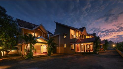 Fatona Villa | TreeHouse Blue, Hotel & Villas