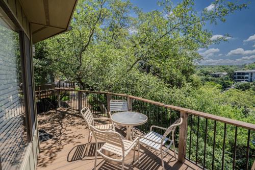 Lakeway House | Treehouse Bungalow with Community PoolHot Tub 16