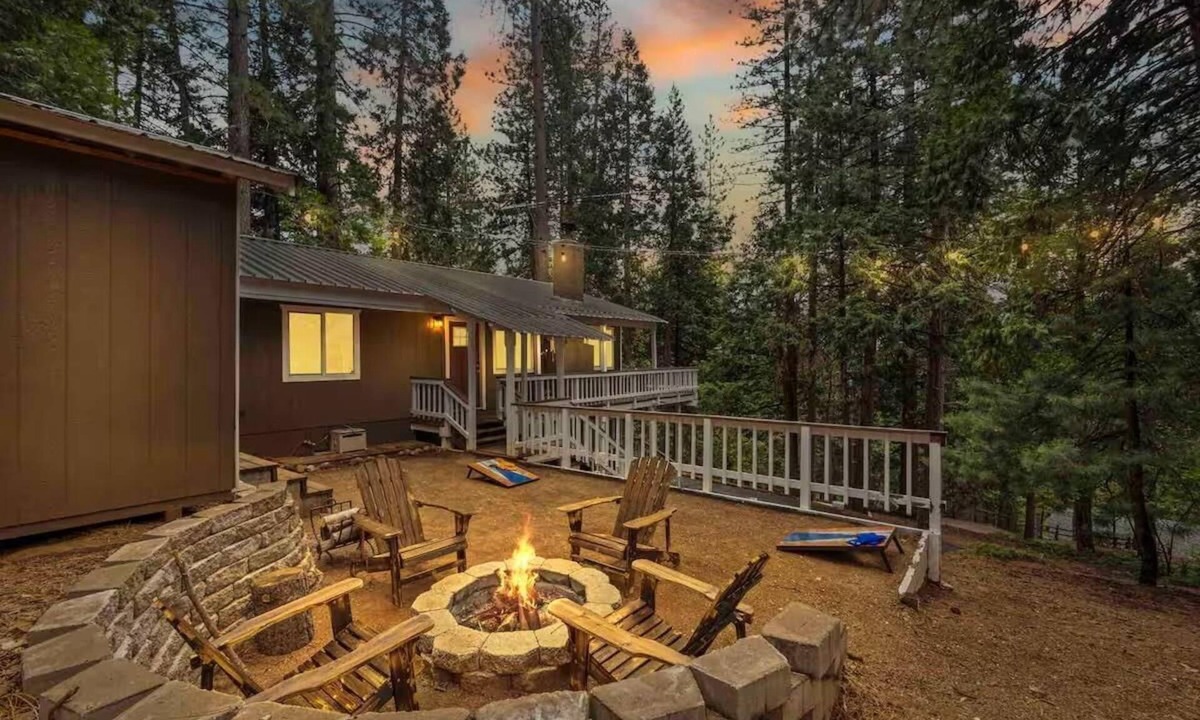 Arnold Ski Chalet | Treehouse Chalet with Fire Pit and Pool Table