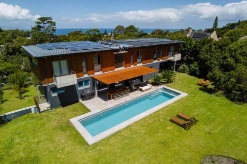 Fernkloof Apartment | Treestone Villa Hermanus Pool Mountain Views