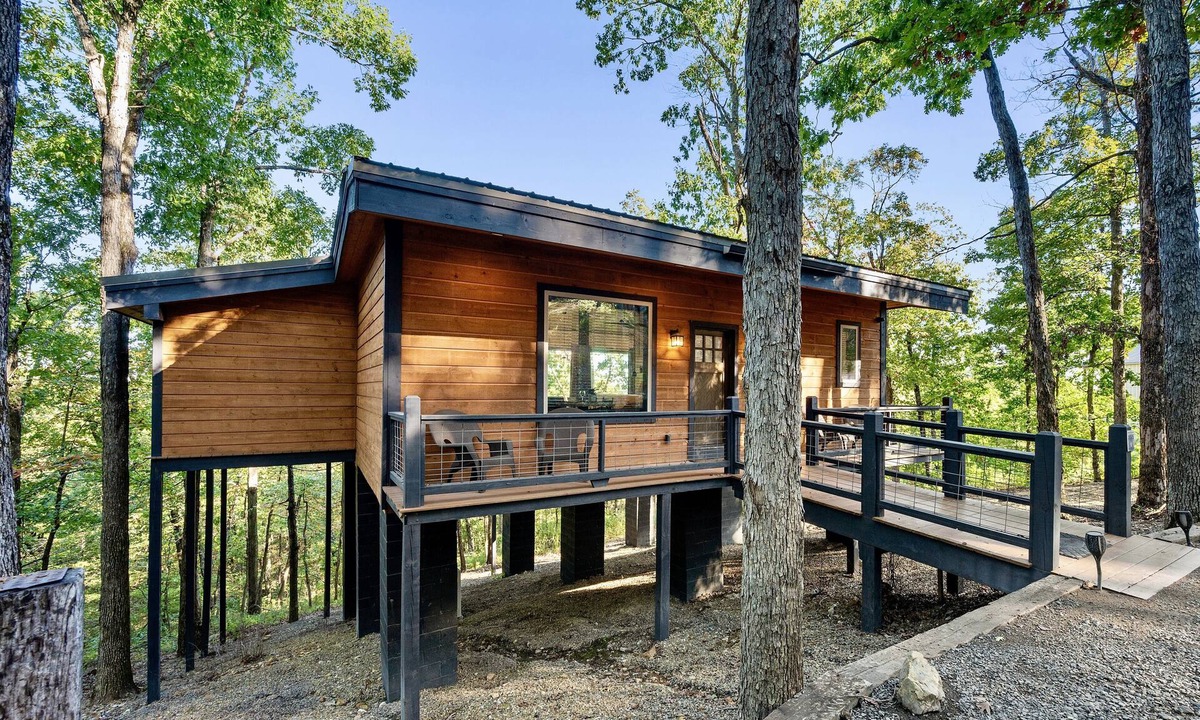 Broken Bow Cabin | Treetop Views for Miles! New, Romantic Couples Cabin
