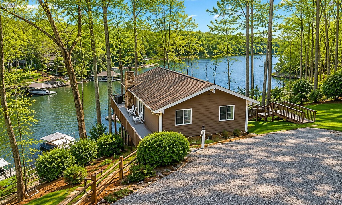 Moneta Cabin | Treetop & Waterfront! Quiet Cove, Hot Tub, Kayaks, Game Room and more