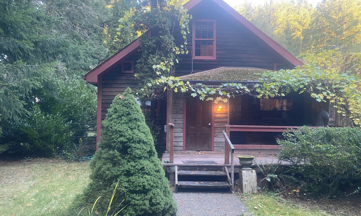 Yelm House | Tremendous 3-bedroom bungalow in welcoming Yelm perfect for a rustic getaway