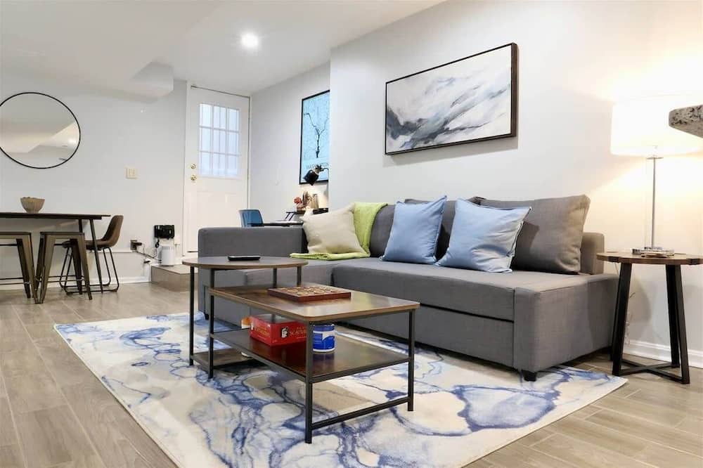 Bloomingdale Apartment | Trendy Apt in Bloomingdale - Parking
