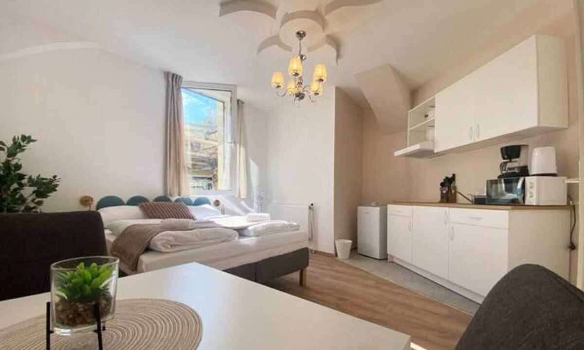Funfhaus Apartment | Trendy Studio Prime Location w/kitchenette & TV