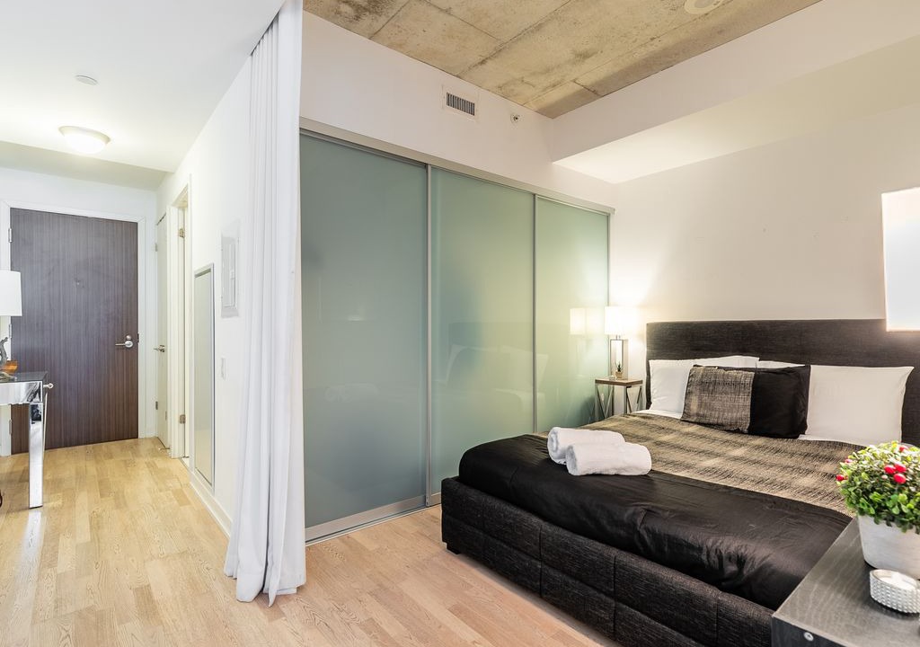 Fashion District Apartment | Trendy/Upscale 1BR Loft - King West