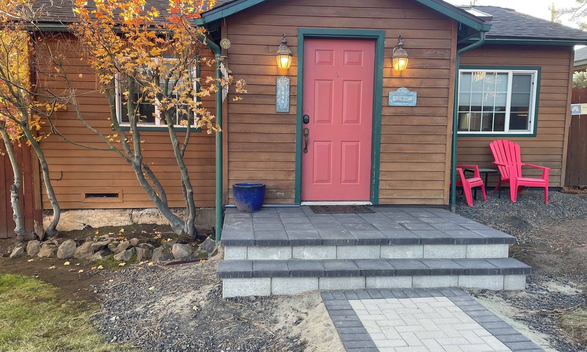 River West Cottage | Trendy West Side │Walk to Breweries & Food Carts │Hot Tub │Fenced Outdoor Space