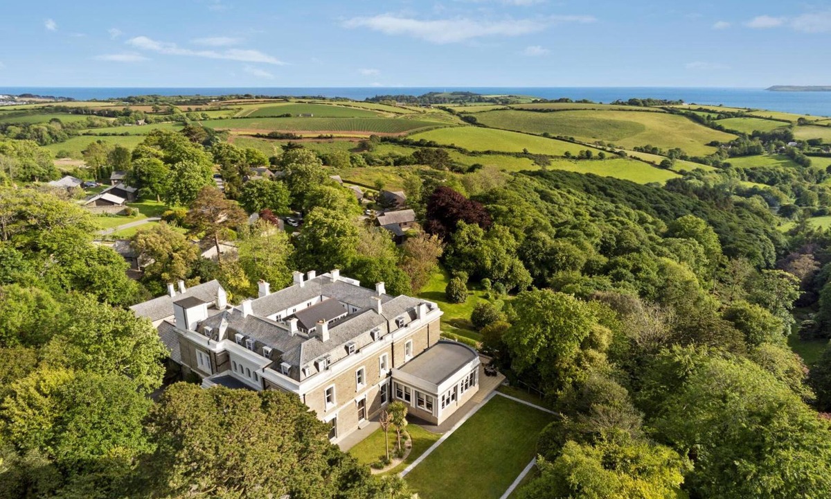 Par Hotel | Trenython Manor