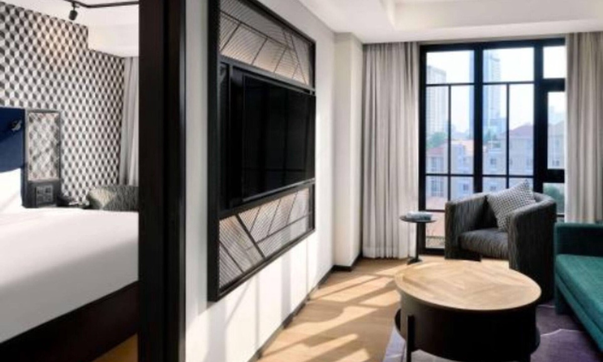 Daun Penh Hotel | TRIBE Phnom Penh Post Office Square