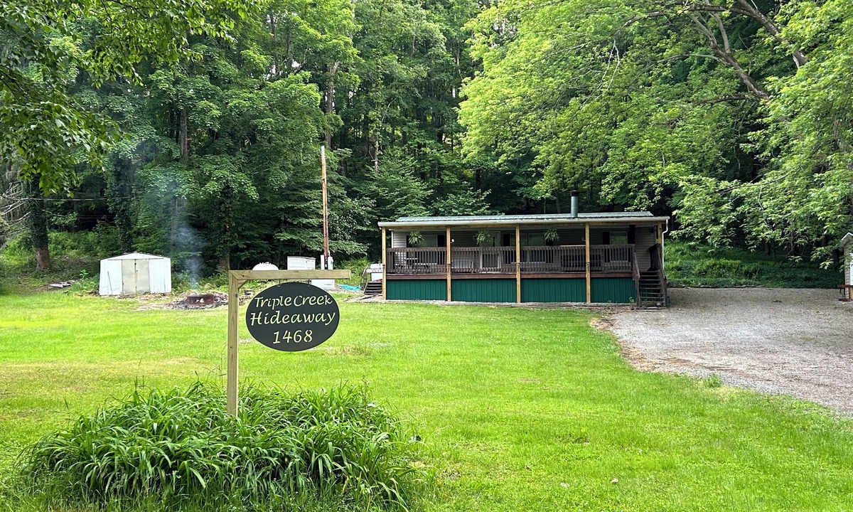Rockwood House | Triple Creek Hideaway is located so close to hiking trails and ski resorts!