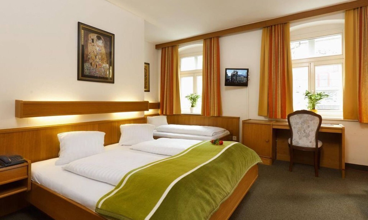 Innsbruck City Centre House | Triple room with shower or bath Bathroom, WC - Hotel Goldene Krone