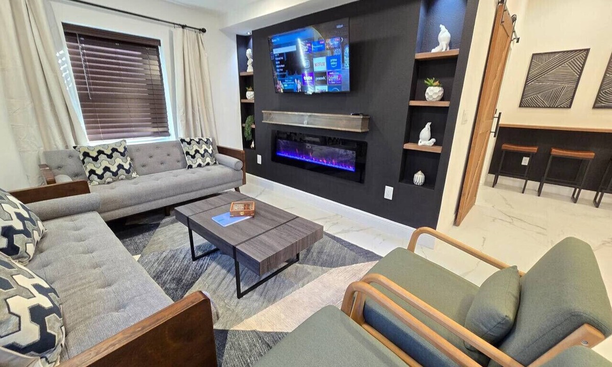 College Park House | Triplex Sleeps17 CollegePark Golf 5min to Downtown