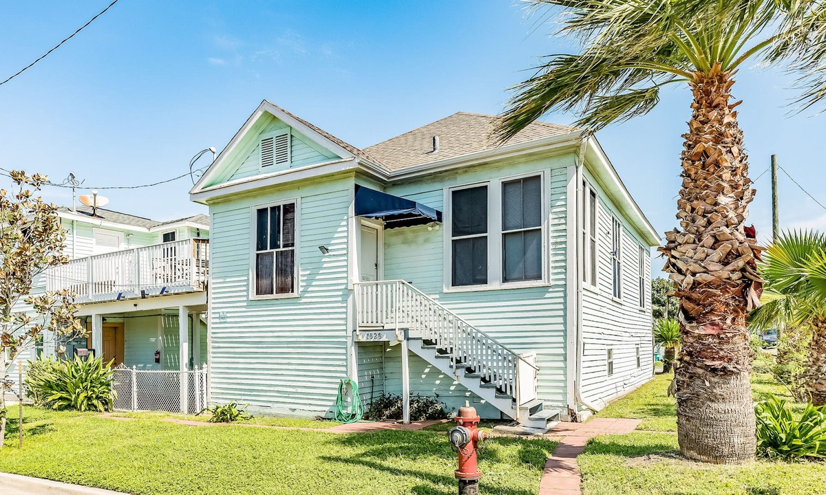 San Jacinto House | Triplex steps from beach - each home has central AC, full kitchen & private W/D