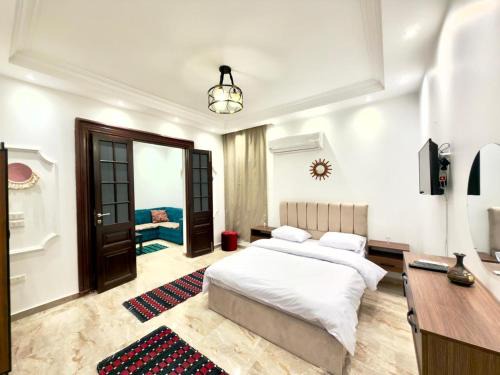 Al Haram House | TriPyramids Suites