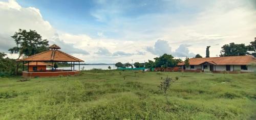 Heggadadevankote Hotel | Trogon resort