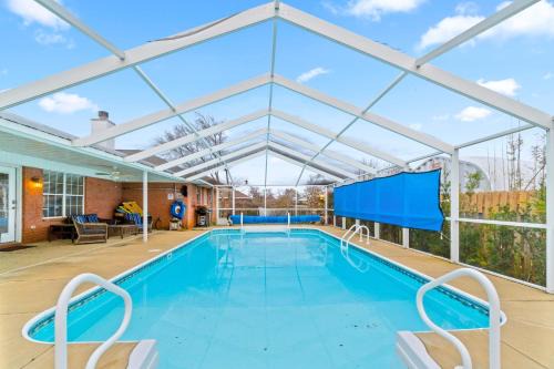 Ono Island House | Tropic stay with large outdoor pool bikes AC & pool table - snowbird-friendly