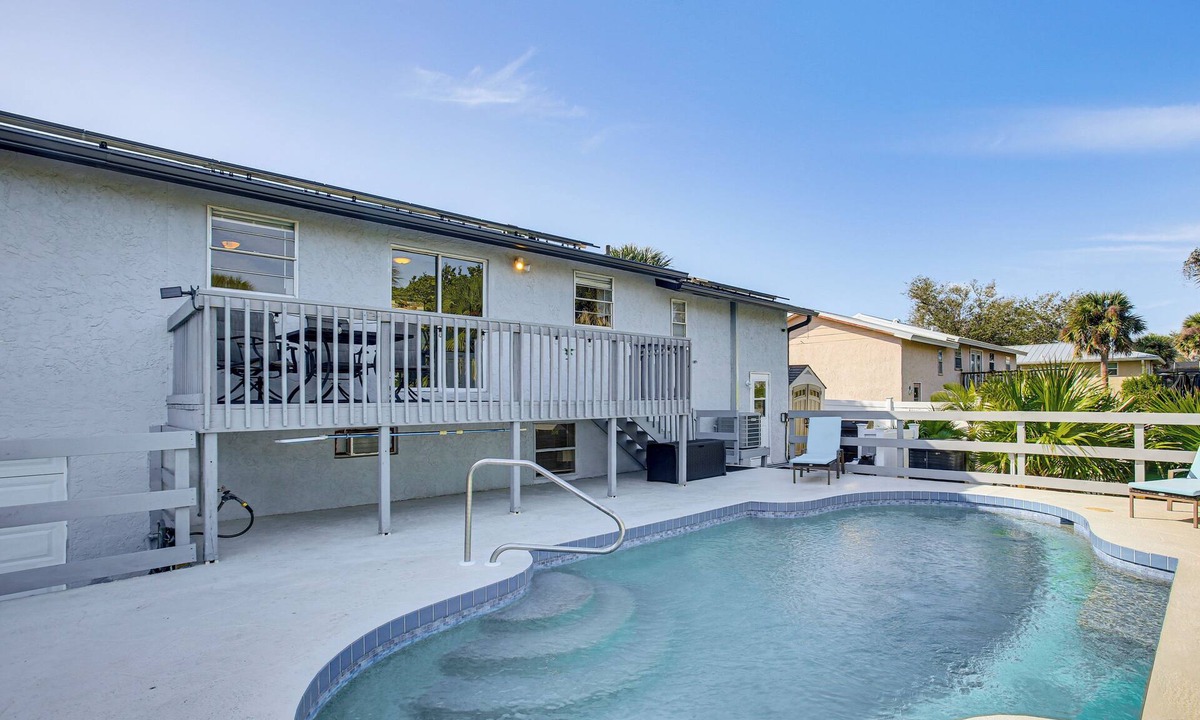 Englewood South House | Tropical Bayfront Escape w/Heated Pool & Dock!
