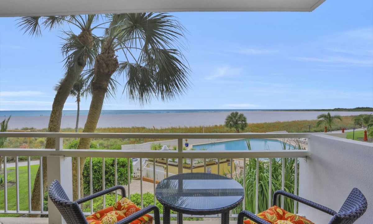 Marco Island Condo | Tropical beachfront condo w/pool, patio & grill
