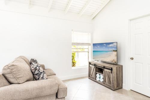 Bottle Creek Apartment | Tropical Bottle Creek Getaway with Kitchen, Free WiFi & On-Site Parking
