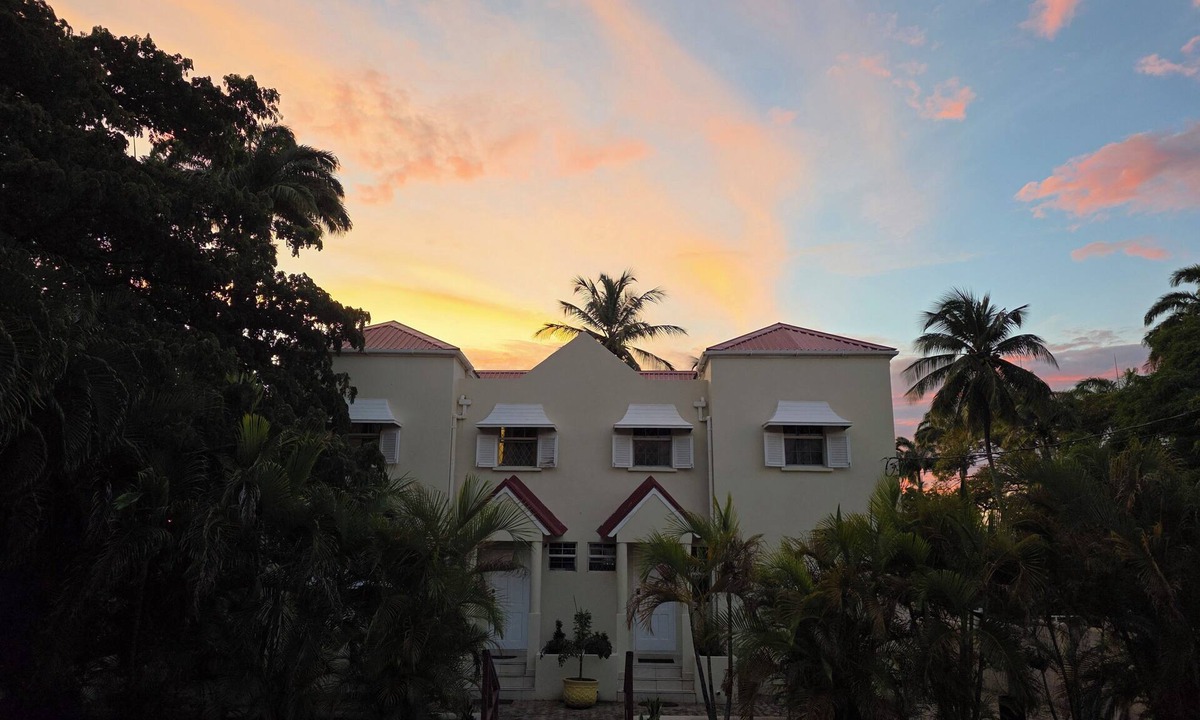 Holder's Hill House | Tropical Gated 3BR, Private baths, Patio & Parking