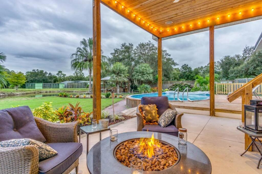 Punta Gorda House | Tropical getaway Pool and tiki bar