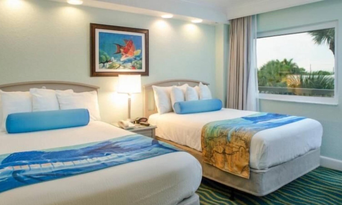 St. Pete Beach Resort | TROPICAL GROUP GETAWAY! 4 Gorgeous Units On The Beach w/ On Site Bar!