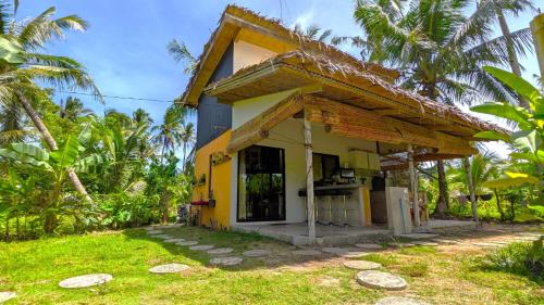 Catangnan Apartment | Tropical Haven with Dedicated Office Space in Siargao