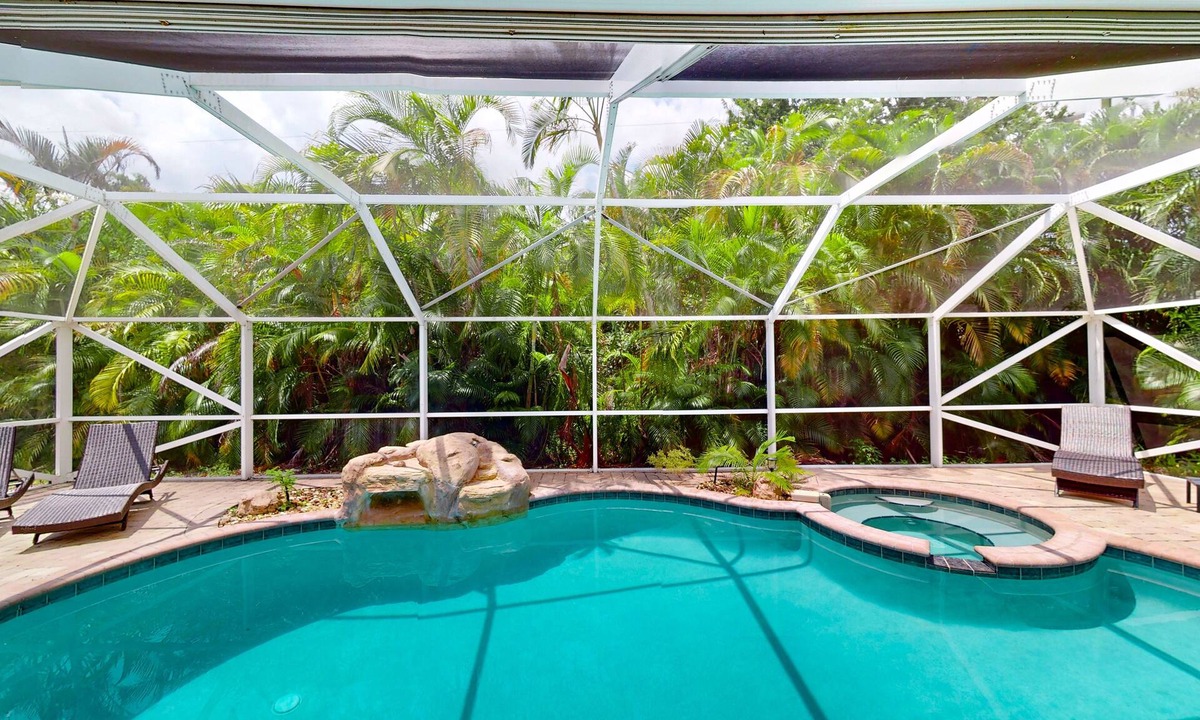 Lakewood Park House | Tropical Hideaway — Private Pool, Spa‑Like Hot Tub, BBQ Grill & Entertainer's Lanai 🍹