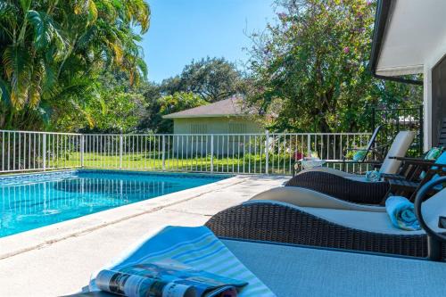 Palm Beach Gardens House | Tropical Mango Bungalow Pool Close to Beach!