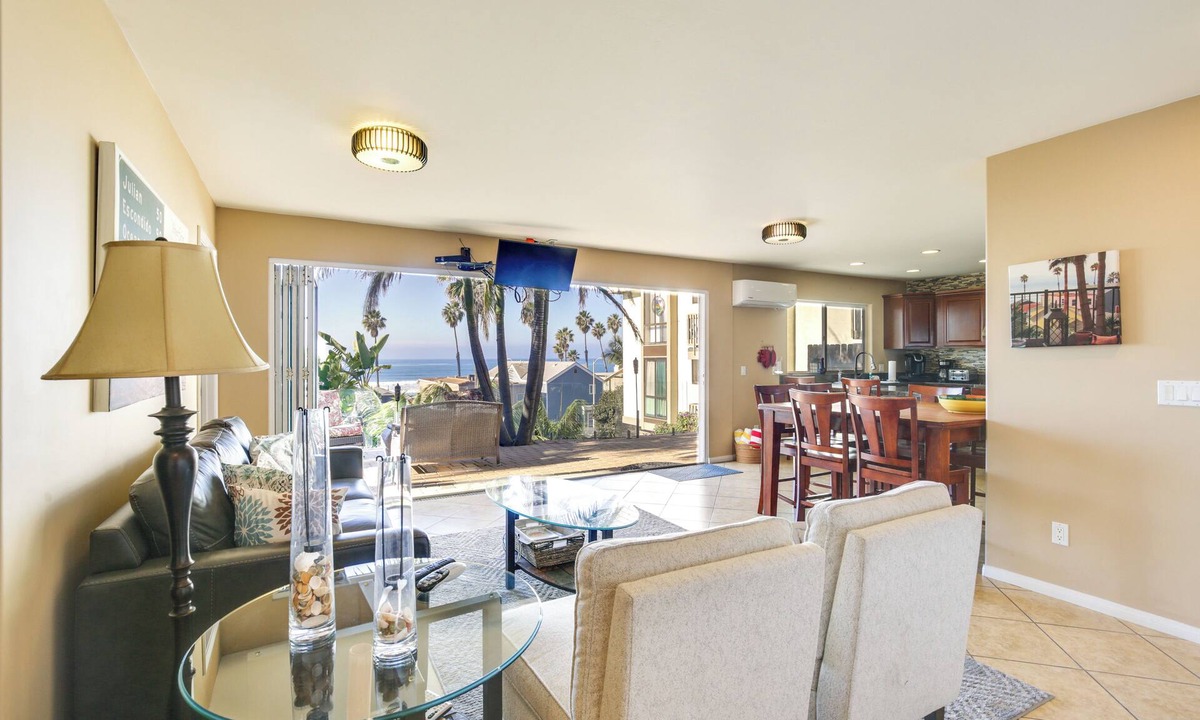 Townsite House | Tropical Oceanside Home w/Deck, Walk to Beach