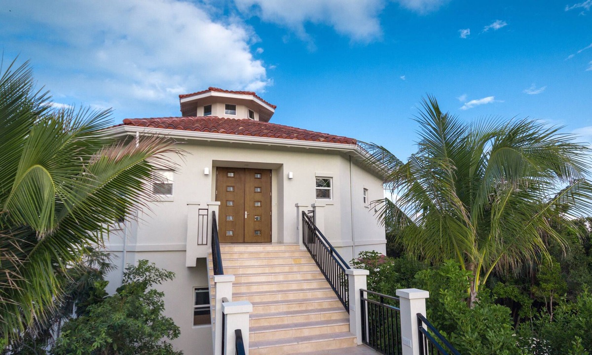Long Bay Villa | Tropical Paradise Beach Front Penthouse + Pool SUV - Karana Penthouse