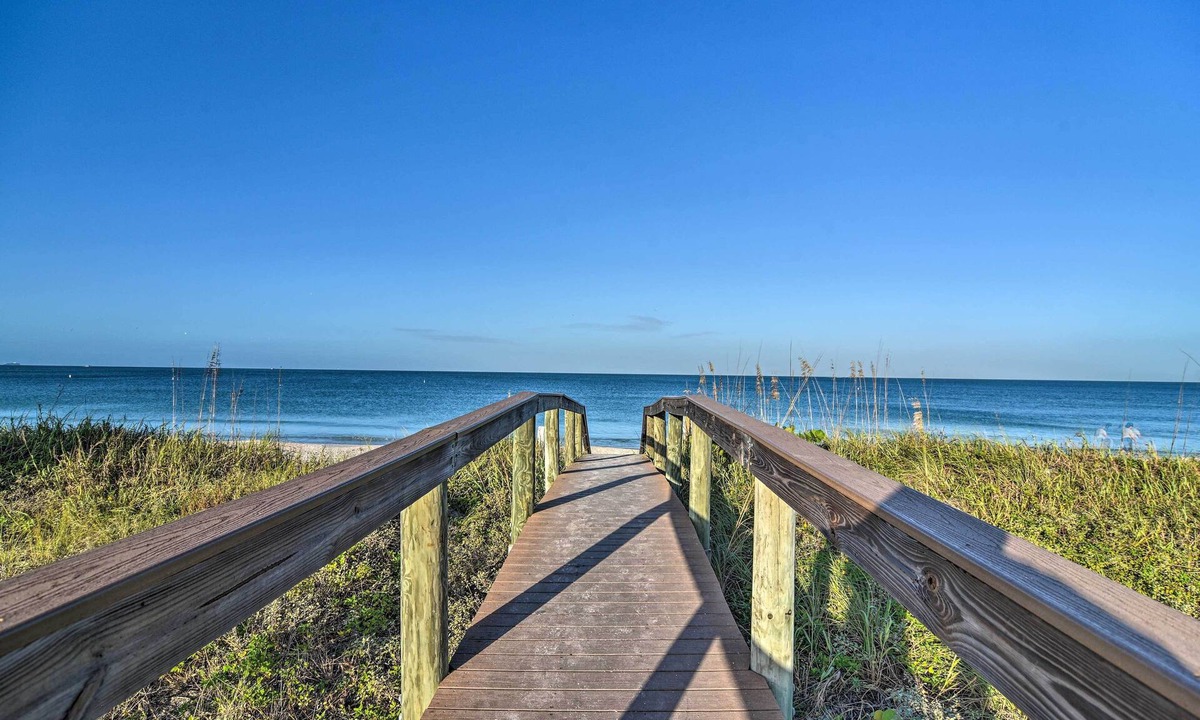 Pass-a-Grille Historic District Apartment | Tropical Pass-a-grille Gem w/Direct Beach Access!