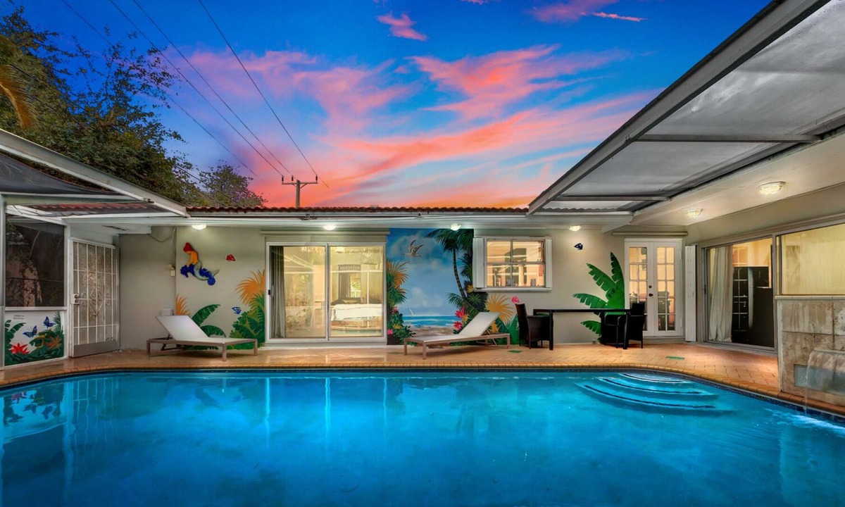 Highland Garden House | TROPICAL PRIVATE POOL. 6 Bedrooms 4 Bath Private Home.