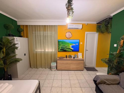 Xanthi Apartment | Tropical studio - myHomee