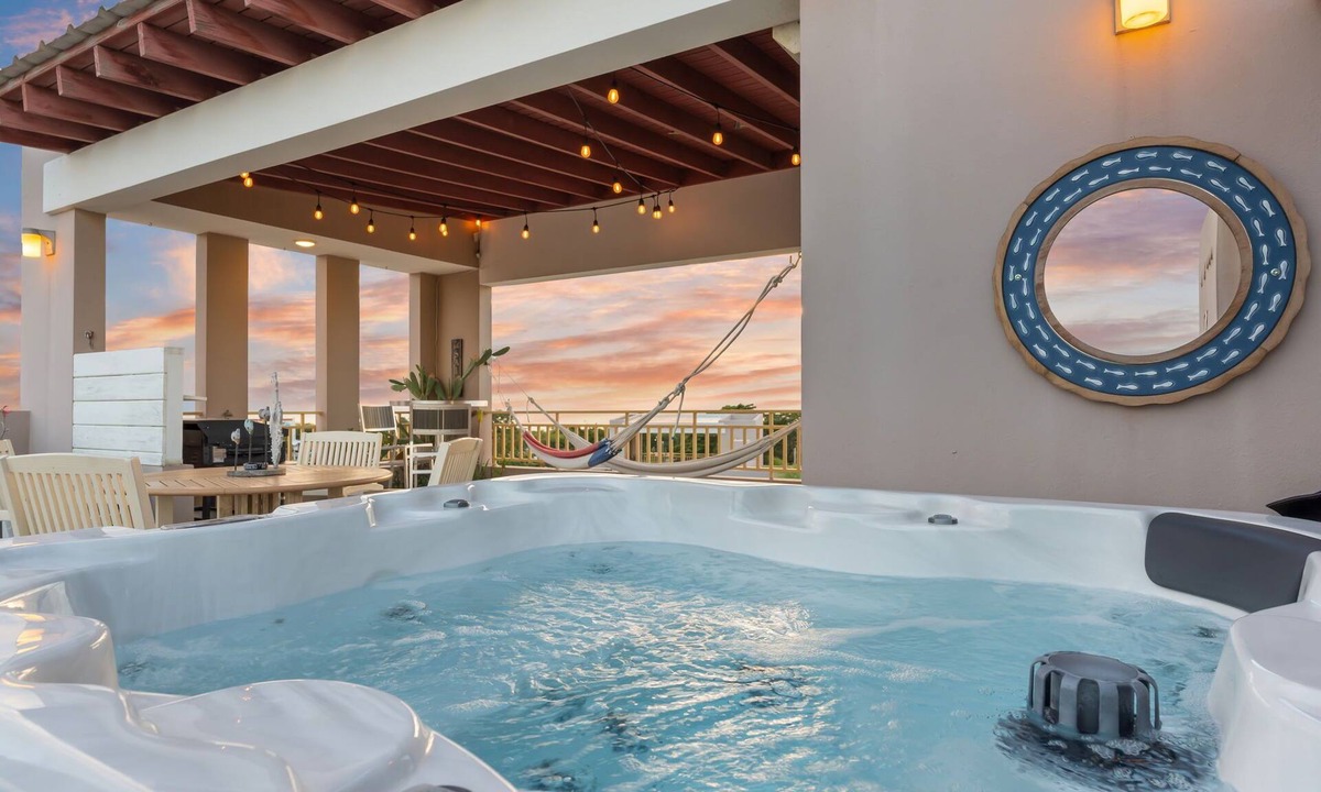 El Combate House | Tropical Sunset Penthouse Rooftop & Hot Tub