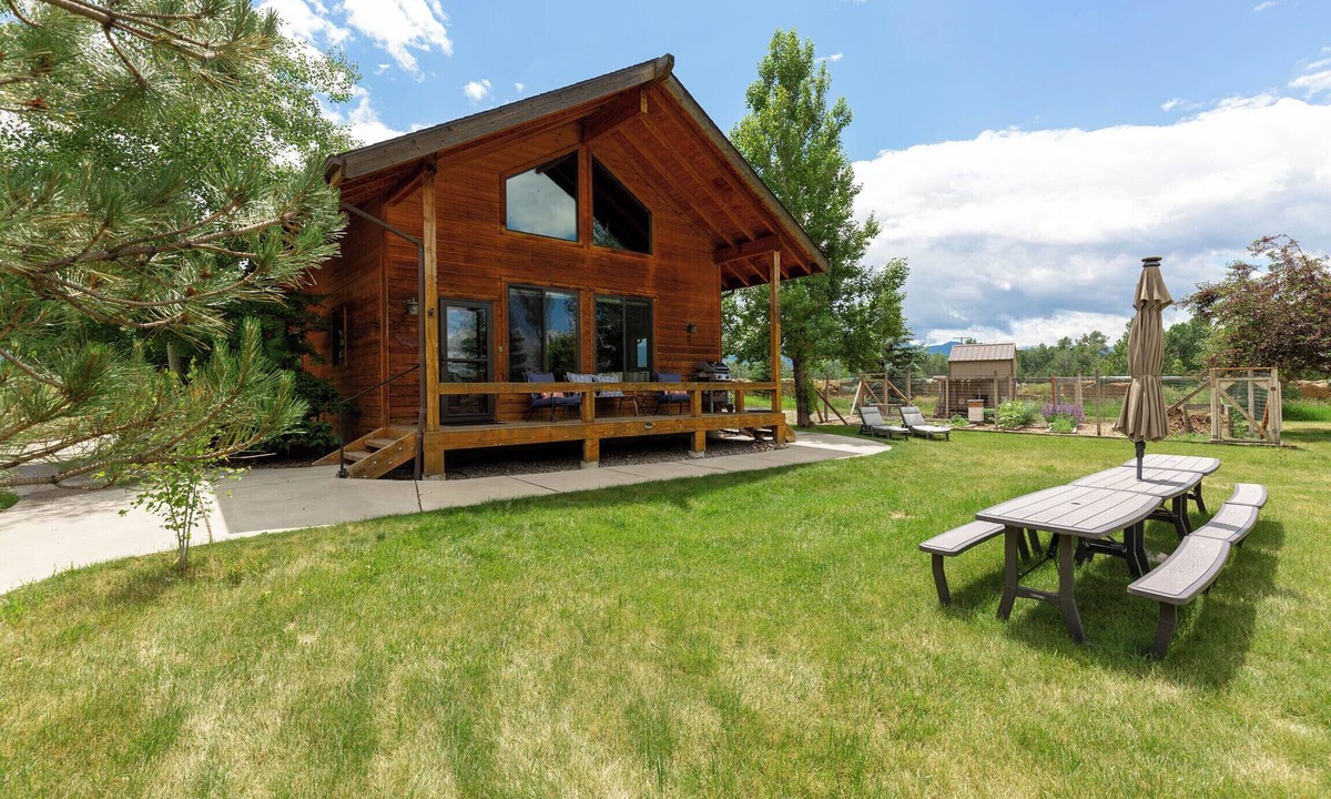 Bozeman House | TroutChasers Cabin ~ Priv. River Access, 10 Min. to Hot Springs, 45 Min. to Ski