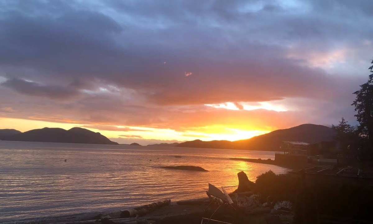 Lions Bay House | True Beachfront Home 15 Minutes From West Vancouver!