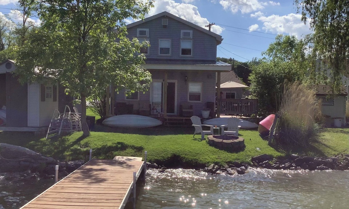 Seneca Falls Cottage | True lakefront! Parking, C. Air, kayaks, summer days still left! Pontoon option.