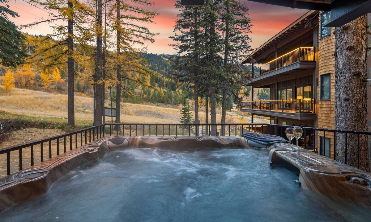 Whitefish Ski Chalet | True Ski In/Out + Steps to Chair 3 + Hot Tub + Treehouse Magic + PS5