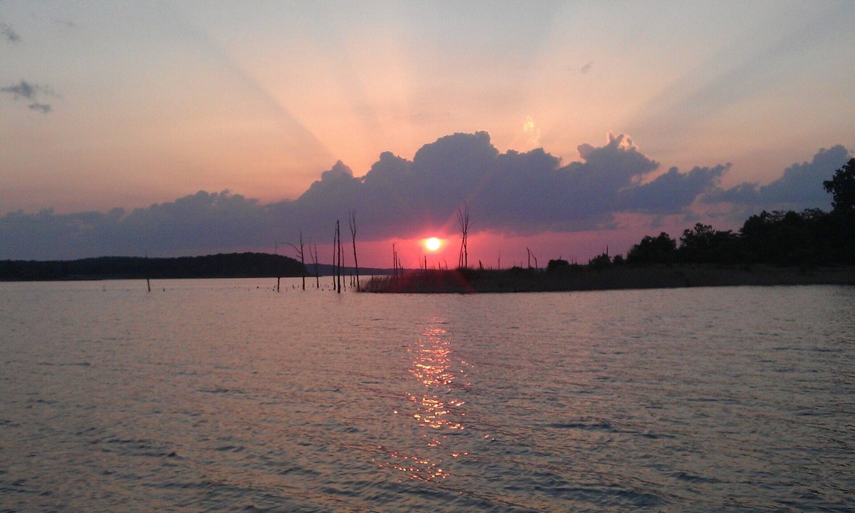 Warsaw Cottage | Truman Lake, Modern, Quaint, Private Cottage-Now w/Paved Drives & Queen Num Bed