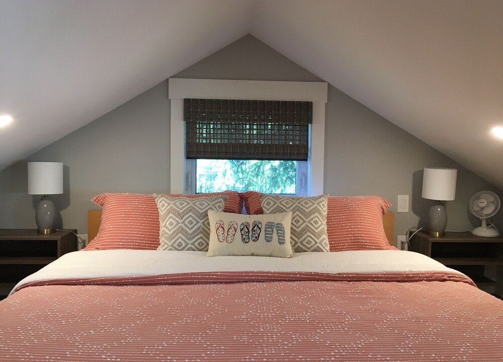Honeymoon Bay Cottage | 'Tucked Inn' Honeymoon Bay Lakefront Cottage