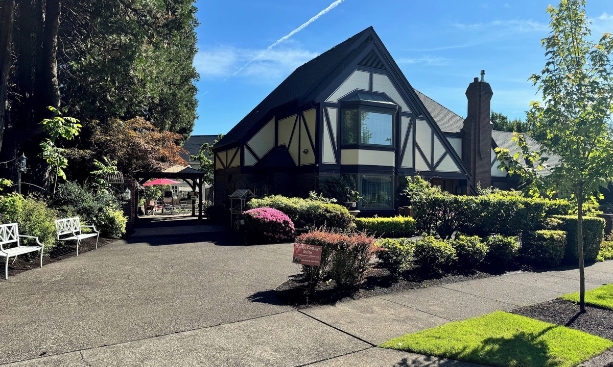 Harlow House | TUDOR COTTAGE SUITE - Autzen Stadium - PK Park - UO - Hayward Field