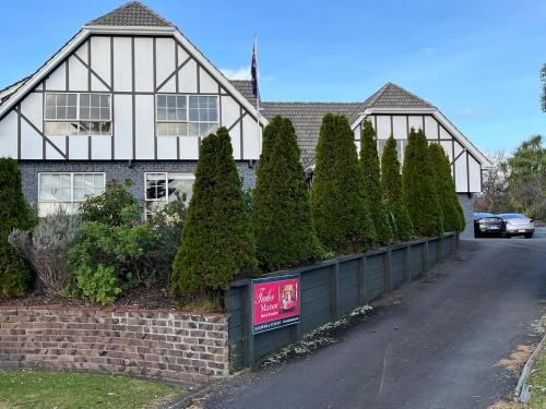 Paraparaumu Beach Bed & Breakfast | Tudor Manor Bed & Breakfast