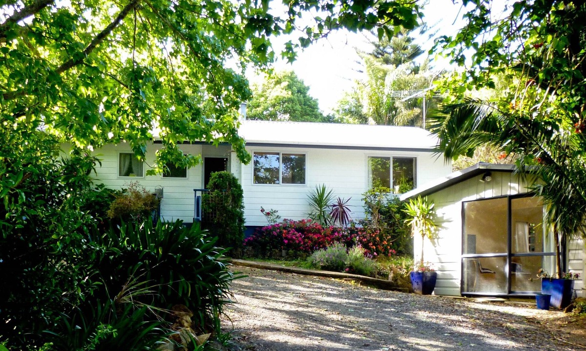 Kerikeri House | TUIS NEST- Private, yet central by river & Historical sites .8 nights stay min