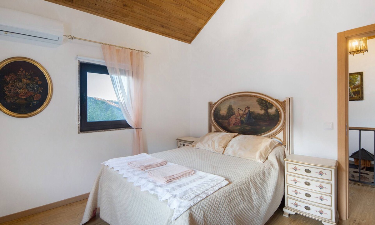 Arouca Apartment | Tulipa Room with Shared Pool, Wi-Fi, and Air Conditioning