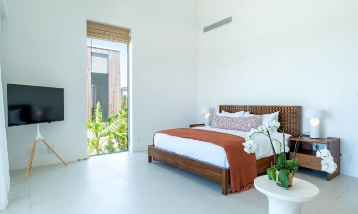 Juba Sound Hotel | Turks Explorer’s Haven | Marine Excursions & Snorkeling Paradise | Pool & Spa