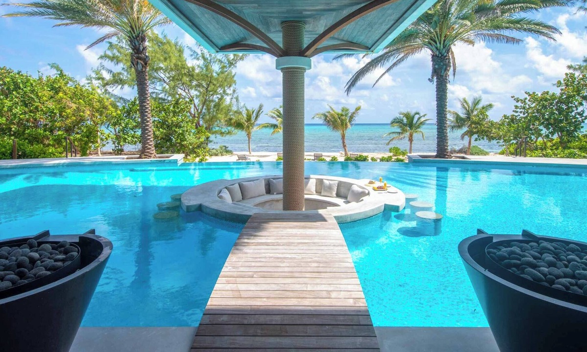 West Bay House | Turtle Breeze: Micro-Resort w/Swim-Up Pool Bar + Jacuzzi & Chipping Green