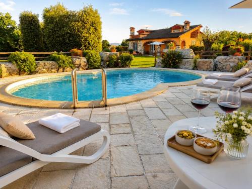 Capannori Villa | Tuscan Villa exclusive use of private pool A/C Wifi Villa Briciola