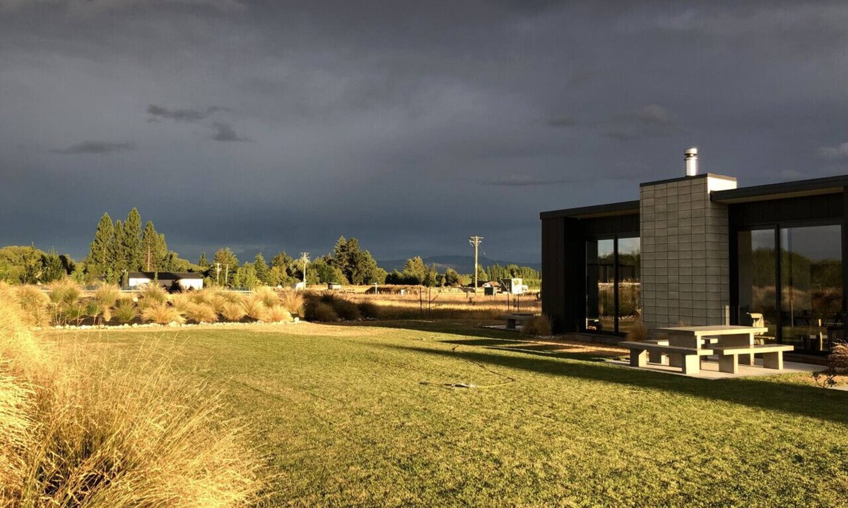 Ben Ohau House | Tussock Fields, Twizel. EPIC mountain views!