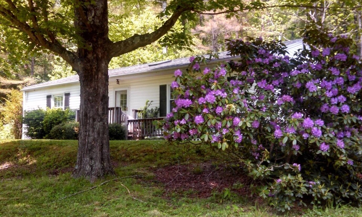 Upperglade House | Tuttle Farm, Riverfront 3 BR Home with Mountain and Forest Views